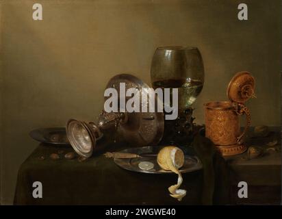 Stillleben mit einem Gilded Beer Tankard, Willem Claesz Heda, 1634 Gemälde Stillleben mit einer gefallenen silbernen Trinkschale, ein Roemer mit Wein, eine Tasse mit Deckel und Blechplatten mit einer geschälten Zitrone. Bereich. Ölfarbe (Farbe) als Stillleben gelegt. Früchte: Zitrone. Ein Glas Wein Stockfoto