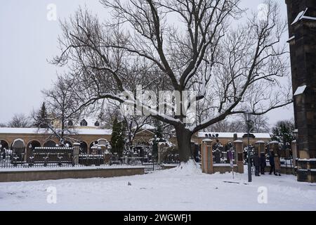 Prag, Tschechische Republik - 3. Dezember 2023 - Winter in Prag Stadt. Der Slavin - der Vysehrader Friedhof an einem verschneiten Nachmittag Stockfoto
