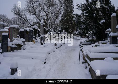 Prag, Tschechische Republik - 3. Dezember 2023 - Winter in Prag Stadt. Der Slavin - der Vysehrader Friedhof an einem verschneiten Nachmittag Stockfoto