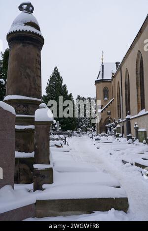 Prag, Tschechische Republik - 3. Dezember 2023 - Winter in Prag Stadt. Der Slavin - der Vysehrader Friedhof an einem verschneiten Nachmittag Stockfoto