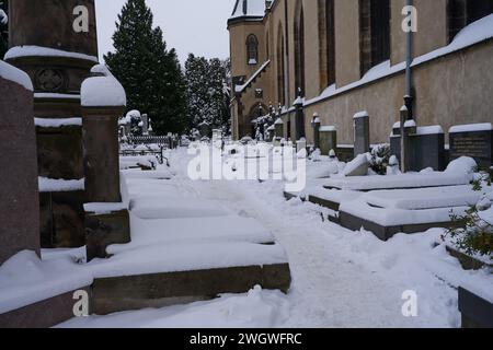 Prag, Tschechische Republik - 3. Dezember 2023 - Winter in Prag Stadt. Der Slavin - der Vysehrader Friedhof an einem verschneiten Nachmittag Stockfoto