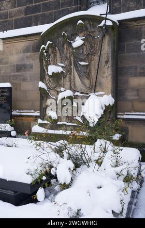 Prag, Tschechische Republik - 3. Dezember 2023 - Winter in Prag Stadt. Der Slavin - der Vysehrader Friedhof an einem verschneiten Nachmittag Stockfoto