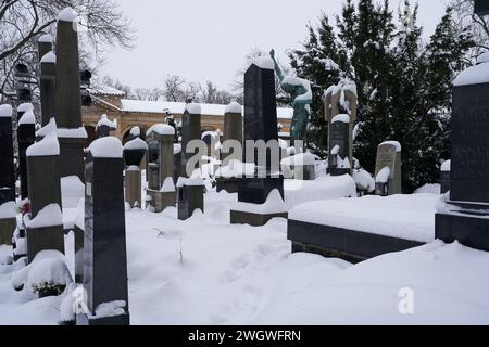 Prag, Tschechische Republik - 3. Dezember 2023 - Winter in Prag Stadt. Der Slavin - der Vysehrader Friedhof an einem verschneiten Nachmittag Stockfoto