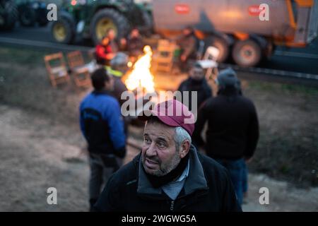 La Fondarella, Lleida, Spanien. Februar 2024. Hunderte katalanischer Bauern und Viehzüchter blockieren den Zugang zur A-2 in La Fondarella, Lleida mit ihren Traktoren und schließen sich den Protesten auf europäischer Ebene im ersten Sektor an. Die Landwirte fordern ein Ende des unlauteren Wettbewerbs für Erzeugnisse, die aus Drittländern eingeführt werden, Unterstützung angesichts überhöhter Preise aufgrund der Auswirkungen der Dürre und Erleichterung der Bürokratie. (Kreditbild: © Marc Asensio Clupes/ZUMA Press Wire) NUR REDAKTIONELLE VERWENDUNG! Nicht für kommerzielle ZWECKE! Stockfoto