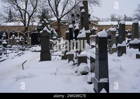 Prag, Tschechische Republik - 3. Dezember 2023 - Winter in Prag Stadt. Der Slavin - der Vysehrader Friedhof an einem verschneiten Nachmittag Stockfoto