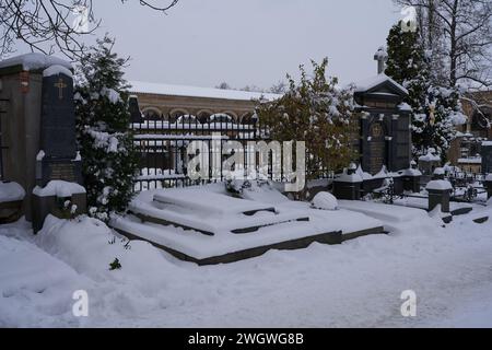Prag, Tschechische Republik - 3. Dezember 2023 - Winter in Prag Stadt. Der Slavin - der Vysehrader Friedhof an einem verschneiten Nachmittag Stockfoto