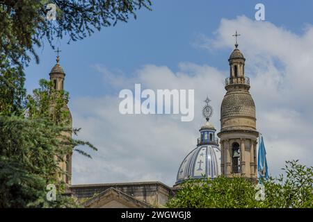 Kuppeln der Kirche Santo Domingo, Basilika unserer Lieben Frau vom Rosenkranz, in der Stadt San Miguel de Tucumán in Argentinien. Stockfoto