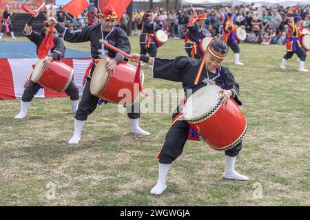 Buenos Aires, Argentinien - 3. Februar 2024: Japanische Tänzer mit Trommel. EISA (japanischer Tanz mit Schlagzeug) in Varela Matsuri. Stockfoto