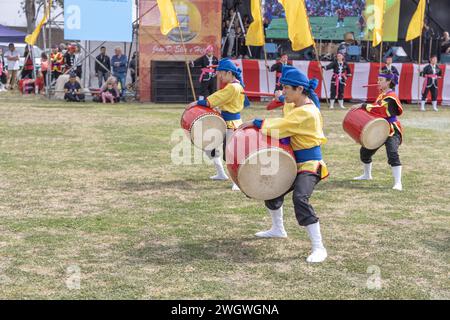 Buenos Aires, Argentinien - 3. Februar 2024: Japanische Mädchen und Jungs tanzen mit Schlagzeug. EISA (japanischer Tanz mit Schlagzeug) in Varela Matsuri. Stockfoto