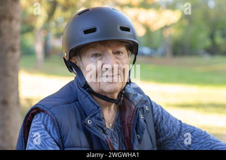 Ältere Dame mit Fahrradhelm Stockfoto