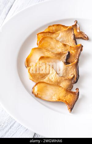 Portion gebratener Eryngii-Pilze auf dem Teller Stockfoto