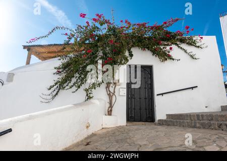 Weiße Fassade eines traditionellen spanischen Dorfhauses mit alter Holztür im arabischen Stil Stockfoto