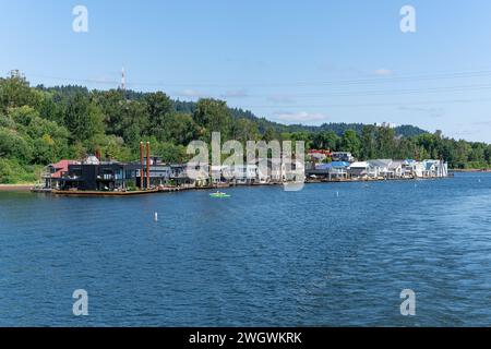 Eine Gemeinschaft schwimmender Häuser am Willamette River in Portland, Oregon. Stockfoto