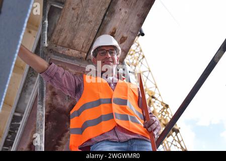 Porträt Lächeln Bauleiter/Architekt vor Ort beim Bau eines Hauses - Planung und Kontrolle vor Ort Stockfoto