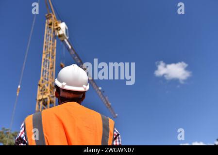 Bauleiter/Architekt vor Ort während des Baus eines Hauses - Planung und Kontrolle vor Ort Stockfoto