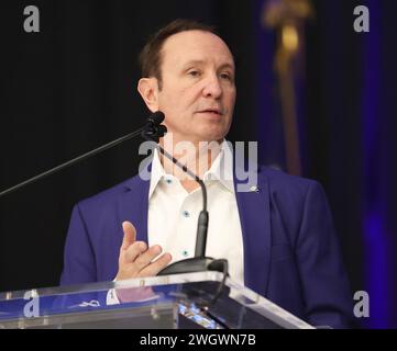 Westwego, USA. Februar 2024. Der Gouverneur von Louisiana, Jeff Landry, spricht während der Jahrestagung der Handelskammer von Jefferson 2024 im Alario Center in Westwego, Louisiana am Dienstag, den 6. Februar 2023. (Foto: Peter G. Forest/SIPA USA) Credit: SIPA USA/Alamy Live News Stockfoto