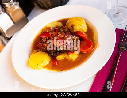 Leckere Schulter von Lamm im Ofen mit Kartoffeln und geschmortes Gemüse gebacken Stockfoto