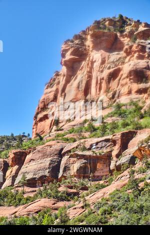 Majestätische Sandsteinklippe in Sedona mit blauem Himmel Stockfoto