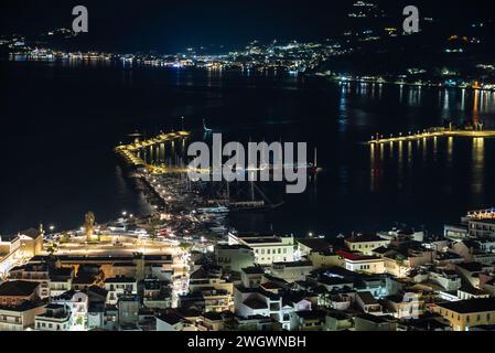 Hafen von Zakynthos Stadt aus bochali Sicht, Griechenland. Die Stadt Zakynthos bei Nacht. Nächtliches Panorama der Stadt Zante Zakynthos in Griechenland. Stockfoto