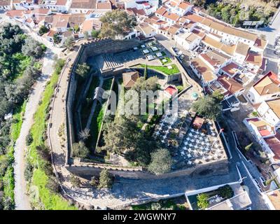 Drohnenansicht der Burg Alcoutim (Castelo de Alcoutim) in der Grenzstadt Alcoutim, Algarve, am Ufer des Flusses Guadiana, an der Grenze von P Stockfoto