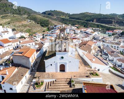 Luftaufnahme der Iglesia Nuestra Señora de Las Flores (Kirche unserer Lieben Frau der Blumen) im Dorf Sanlucar de Guadiana in der Provinz Huelva, Andalusien, Stockfoto