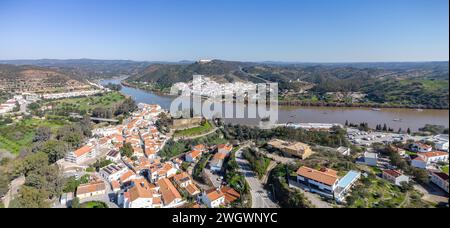 Aus der Vogelperspektive des Grenzdorfes Alcoutim in der Algarve, Portugal, mit der Burg (Castelo de Alcoutim) am Ufer des Flusses Guadiana, mit Sanluca Stockfoto