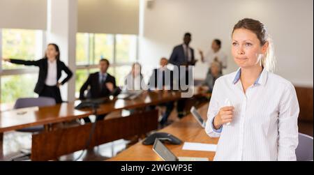 Porträt einer jungen Managerin, die im Konferenzraum weint Stockfoto