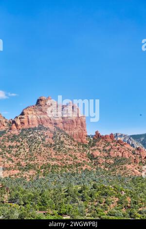 Sedona Red Rock Majesty mit üppigem Laub und blauem Himmel Stockfoto