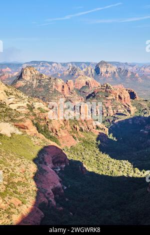 Blick aus der Vogelperspektive auf die Red Rock Cliffs von Sedona mit grüner Flora Stockfoto