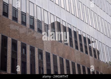 Fassade eines modernen Bürogebäudes, Detail eines modernen Bürogebäudes Stockfoto