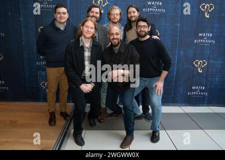 New York, USA. Februar 2024. Musiker, Mitglieder der PigPin Theatre Company Alex Falberg, Arya Shahi, Ben Ferguson, Curtis Gillen, Dan Weschler, Matt Nuernberger, Ryan Melia besuchen am 6. Februar 2024 das neue musikalische Presseveranstaltung „Water for Elephants“ im Tempo by Hilton Times Square in New York. (Foto: Lev Radin/SIPA USA) Credit: SIPA USA/Alamy Live News Stockfoto