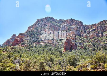 Sedona Mountain Majesty: Zerklüftete rote Felsen und Vegetation Stockfoto