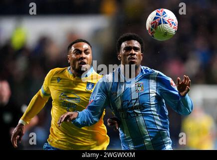 Akin Famewo (links) am Mittwoch von Sheffield und Haji Wright von Coventry City kämpfen um den Ball während des Rückspielspielspiels der vierten Runde des Emirates FA Cup in der Coventry Building Society Arena in Coventry. Bilddatum: Dienstag, 6. Februar 2024. Stockfoto