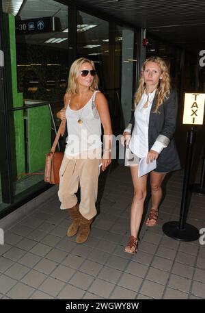 MIAMI, FL - 09. SEPTEMBER: Spice Girl Geri Halliwell (L) kommt im Urlaub am Miami International Airport an. Nach ihrer kürzlichen Bikinifehlfunktion hätten Sie gedacht, dass Geri Halliwell jetzt vielleicht etwas vorsichtiger ist, ihre Garderobe zu wählen. Aber ihr großzügiges Dekolleté war heute wieder zu sehen, als sie versehentlich mehr gezeigt hat, als wahrscheinlich nötig war. Die 38-Jährige war sehr seltsam in einer pfirsichfarbenen Jogginghose aus Velours und braunen Wildlederstiefeln gekleidet. Er hielt sich an einen braunen Schulranzen und versteckte ihre Augen hinter einer Pilotensonnenbrille. Geraldine Estelle 'Geri' Halliwell Stockfoto