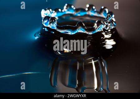 Crown Water Splash auf blauem Hintergrund - High-Speed Troplet Detail Stockfoto
