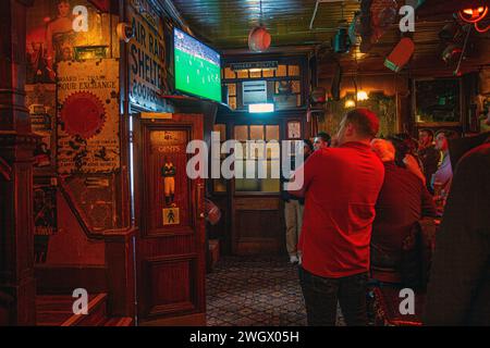 Kunden im Hemmingford Arms Pub in London schauen Fußball im Fernsehen , Großbritannien . Stockfoto