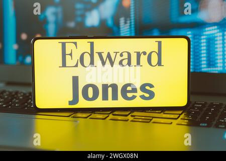 Brasilien. Februar 2024. In dieser Abbildung wird das Edward Jones Investments Logo auf einem Smartphone-Bildschirm angezeigt. (Credit Image: © Rafael Henrique/SOPA Images via ZUMA Press Wire) NUR REDAKTIONELLE VERWENDUNG! Nicht für kommerzielle ZWECKE! Stockfoto
