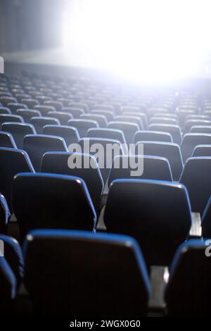 Leere Theatersitze mit hellem Licht von der Bühne Stockfoto