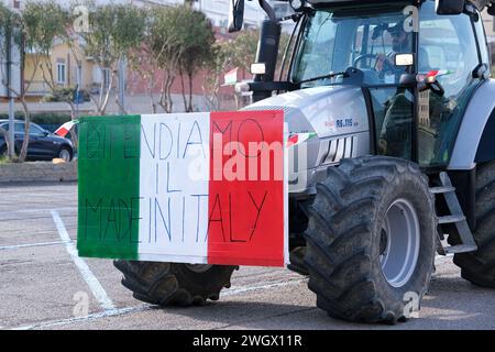 Traktor mit Plakat: 'Lasst uns Made in Italy verteidigen' auf dem Platz 'Donatori di Sangue'. Auf dem Platz im Zentrum von Ter sind wieder Proteste von Bauern aufgetreten Stockfoto