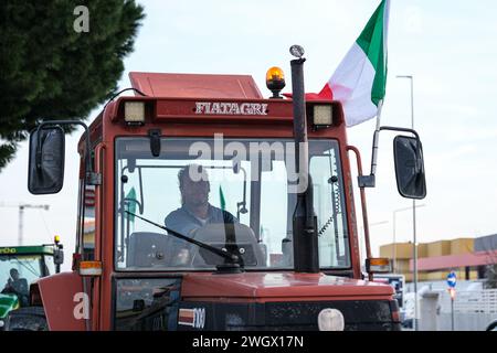 Ein Bauer fährt seinen Traktor, um den Platz der Garnison zu erreichen. Die Proteste der Bauern, die die Piazza Donatori di Sangue im Zentrum von besetzten Stockfoto