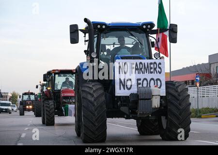 Traktoren, die den Platz der Garnison erreichen. Der Traktor im Kopf hat ein Schild mit der Aufschrift „keine Landwirte, kein Essen“. Die Proteste der Bauern, die Ga Stockfoto