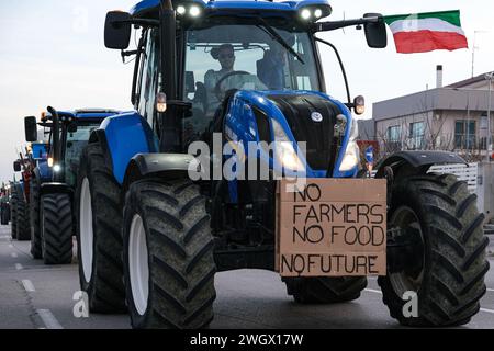 Traktoren, die den Platz der Garnison erreichen. Der Traktor im Kopf trägt ein Schild mit der Aufschrift: "Keine Landwirte, keine Lebensmittel, keine Zukunft". Die Proteste des FAR Stockfoto