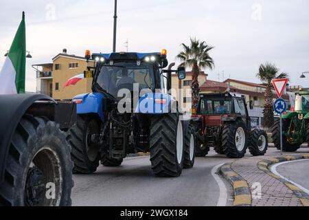 Traktoren, die den Platz der Garnison erreichen. Die Proteste der Bauern, die die Piazza Donatori di Sangue im Zentrum von Termoli besetzten, nahmen wieder auf. Stockfoto