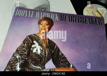 Viersen, Deutschland - 9. Januar. 2024: Closeup der Soul-Sängerin und Grammy-Gewinnerin Dianne Warwick Vinyl-Album-Cover Heartbreaker von 1982 Stockfoto