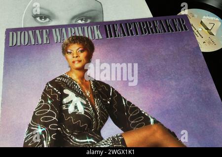 Viersen, Deutschland - 9. Januar. 2024: Closeup der Soul-Sängerin und Grammy-Gewinnerin Dianne Warwick Vinyl-Album-Cover Heartbreaker von 1982 Stockfoto