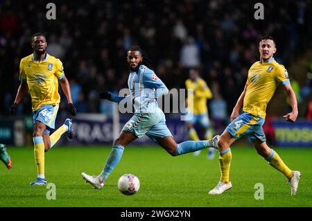 Kasey Palmer (Mitte) von Coventry City während des Rückspielspiels der vierten Runde des Emirates FA Cup in der Coventry Building Society Arena, Coventry. Bilddatum: Dienstag, 6. Februar 2024. Stockfoto