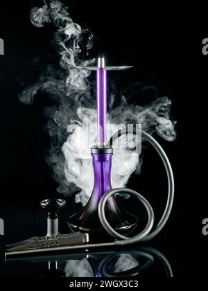 Lila Shisha mit einem Kolben und einer Zange auf schwarzem Hintergrund. Künstlerische Aufnahmen in einem Atelier mit weißem Rauch und Reflexion. Stockfoto