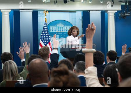 Washington, Usa. Februar 2024. Pressesprecherin Karine Jean-Pierre spricht während des täglichen Pressebriefings im Weißen Haus am 6. Februar 2024 vor der Presse.Credit: Annabelle Gordon/Pool via CNP Credit: Abaca Press/Alamy Live News Stockfoto