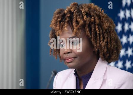 Washington, Usa. Februar 2024. Pressesprecherin Karine Jean-Pierre spricht während des täglichen Pressebriefings im Weißen Haus am 6. Februar 2024 vor der Presse.Credit: Annabelle Gordon/Pool via CNP Credit: Abaca Press/Alamy Live News Stockfoto