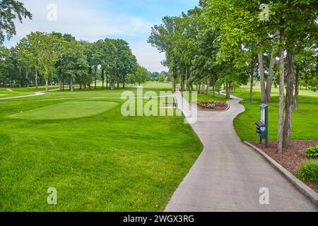 Ruhige Landschaft des Golfplatzes mit gewundenem Pfad und Sandbunker Stockfoto